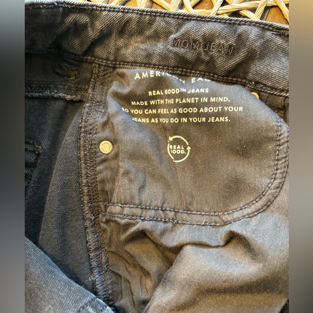 🇺🇸🦅 American Eagle 🦅🇺🇸Mom Jeans | Black Distressed | Size 2 Regular - Picture 6 of 6
